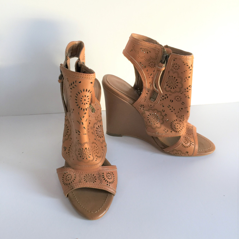 True Religion Silas Floral Wedge Shoe - 6.5